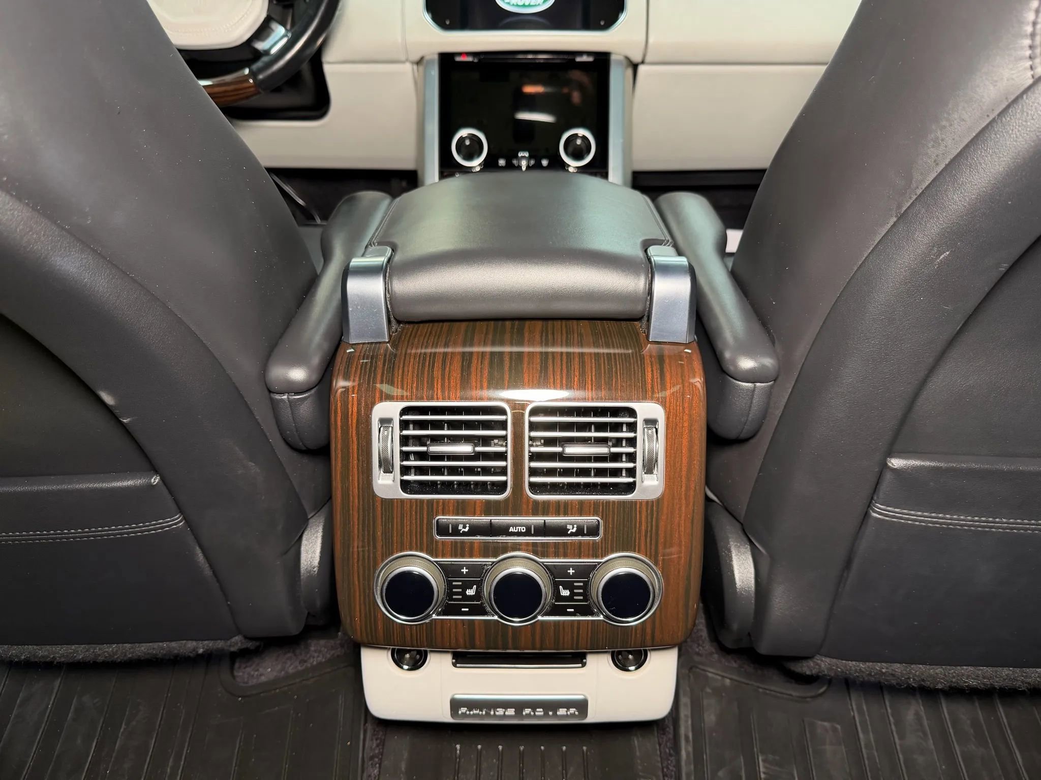 Used 2014 Land Rover Range Rover Supercharged image 26