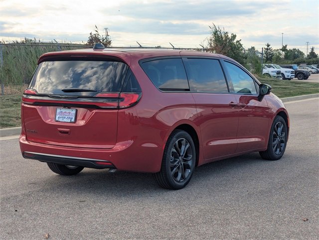 New 2026 Chrysler Pacifica Select image 3