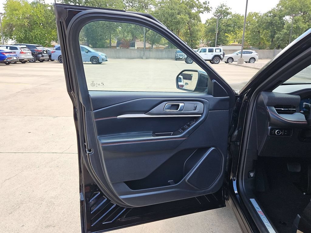 Used 2025 Ford Explorer ST-Line w/ ST-Line Street Pack AWD/4WD image 11