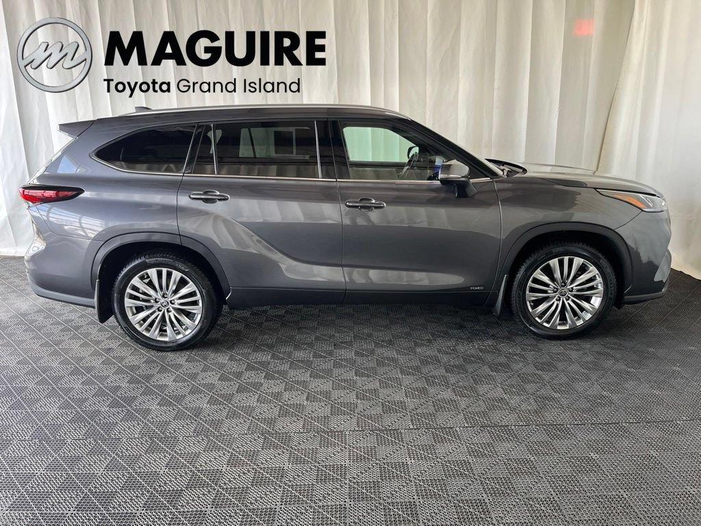 Used 2024 Toyota Highlander Platinum AWD/4WD image 2