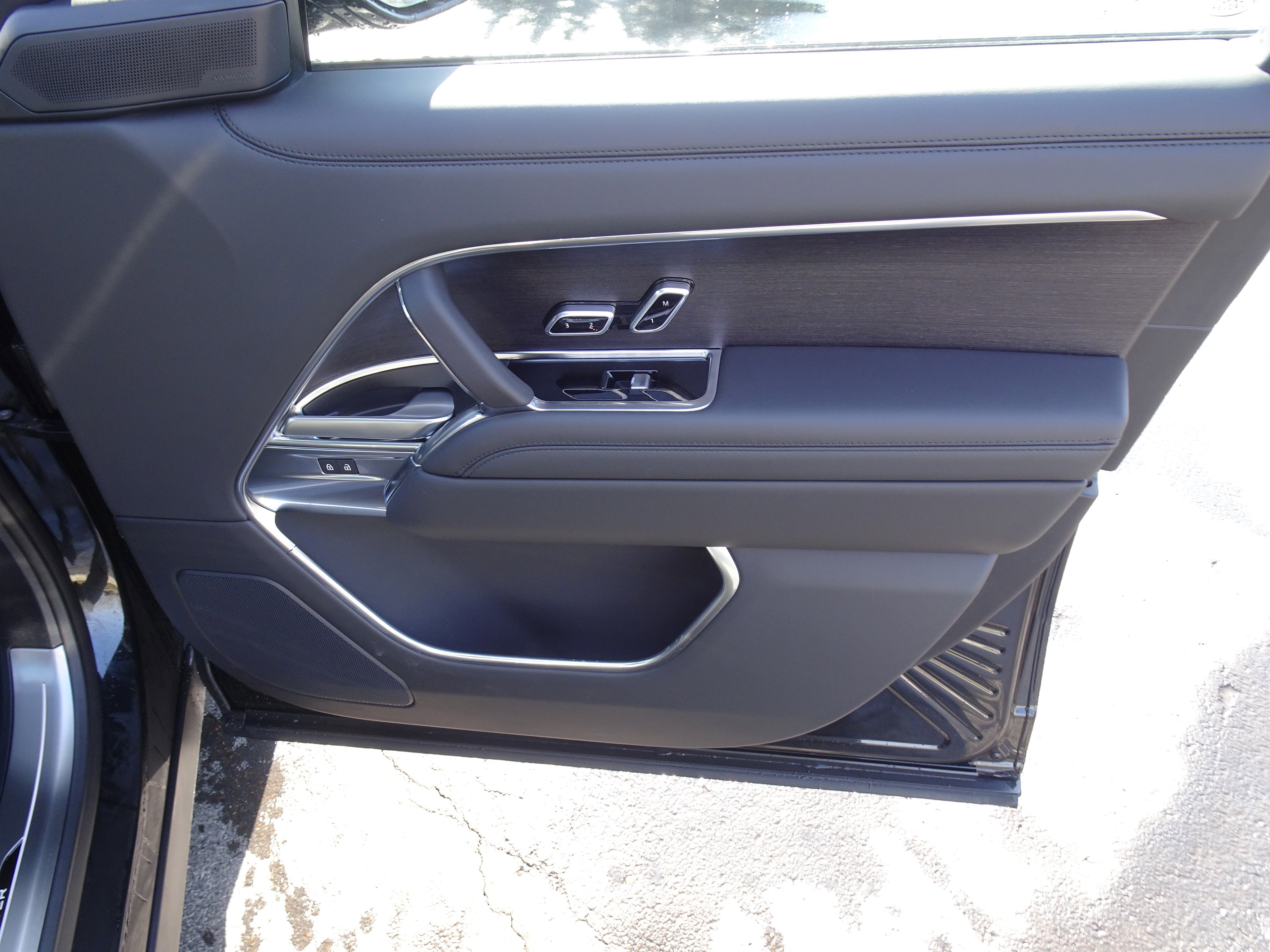 Certified 2025 Land Rover Range Rover SE image 25