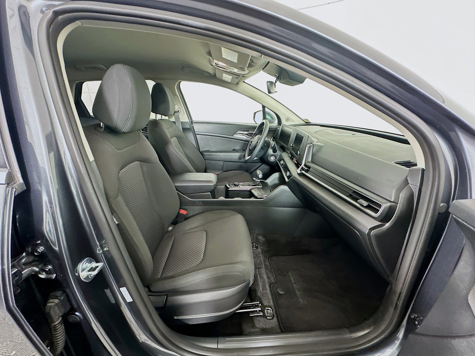 Used 2025 Kia Sportage LX image 30