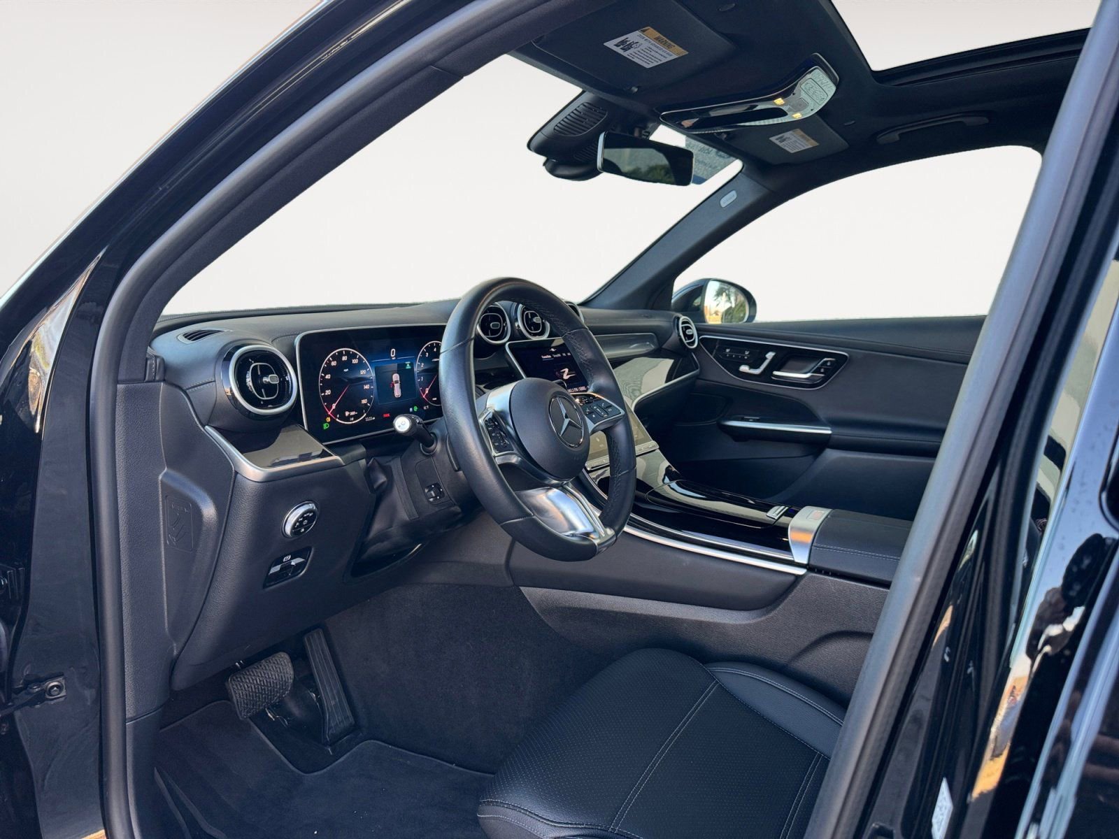 Used 2025 Mercedes-Benz GLC 300 4MATIC image 9