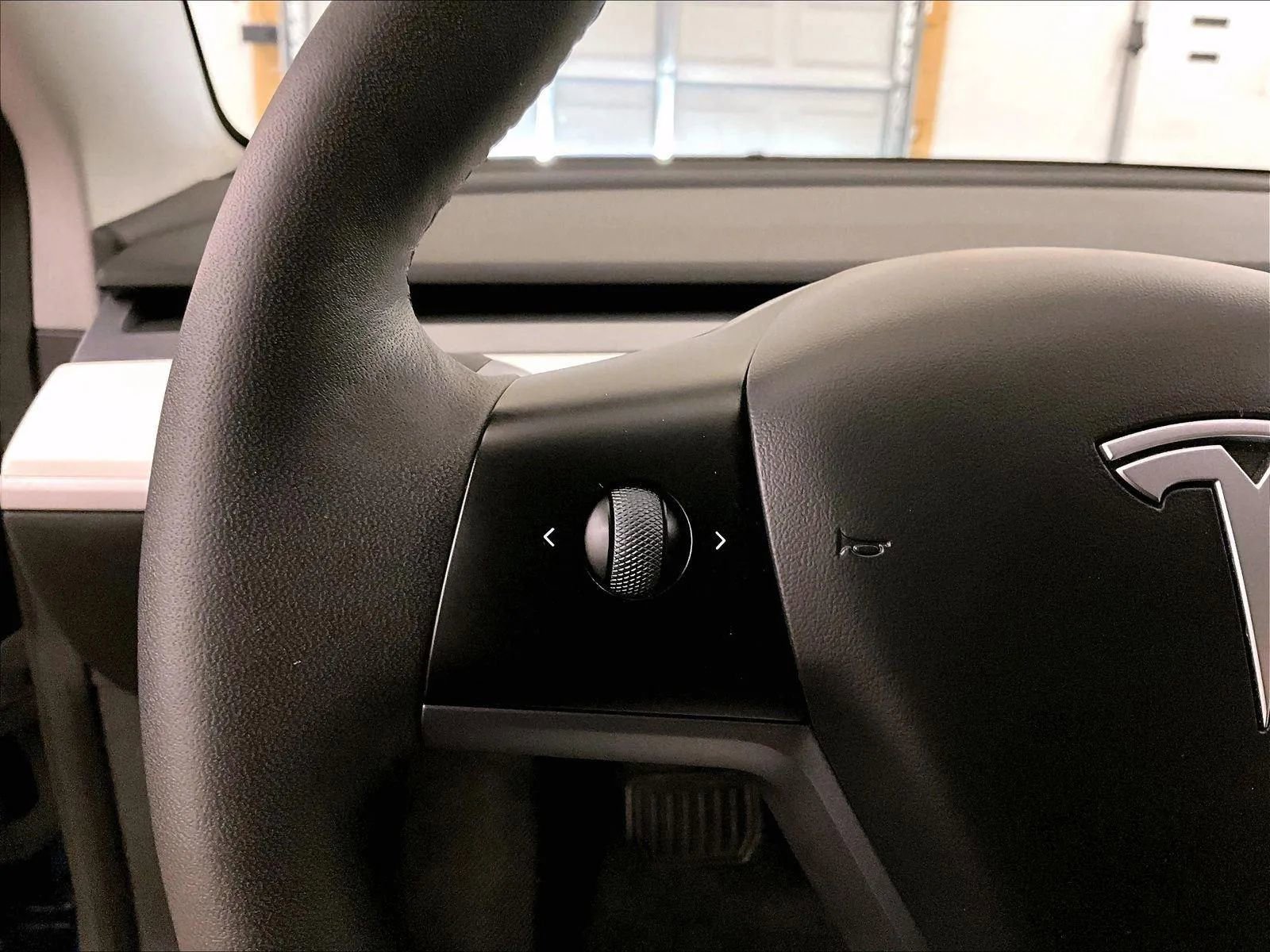Used 2023 Tesla Model 3 Standard Range image 17