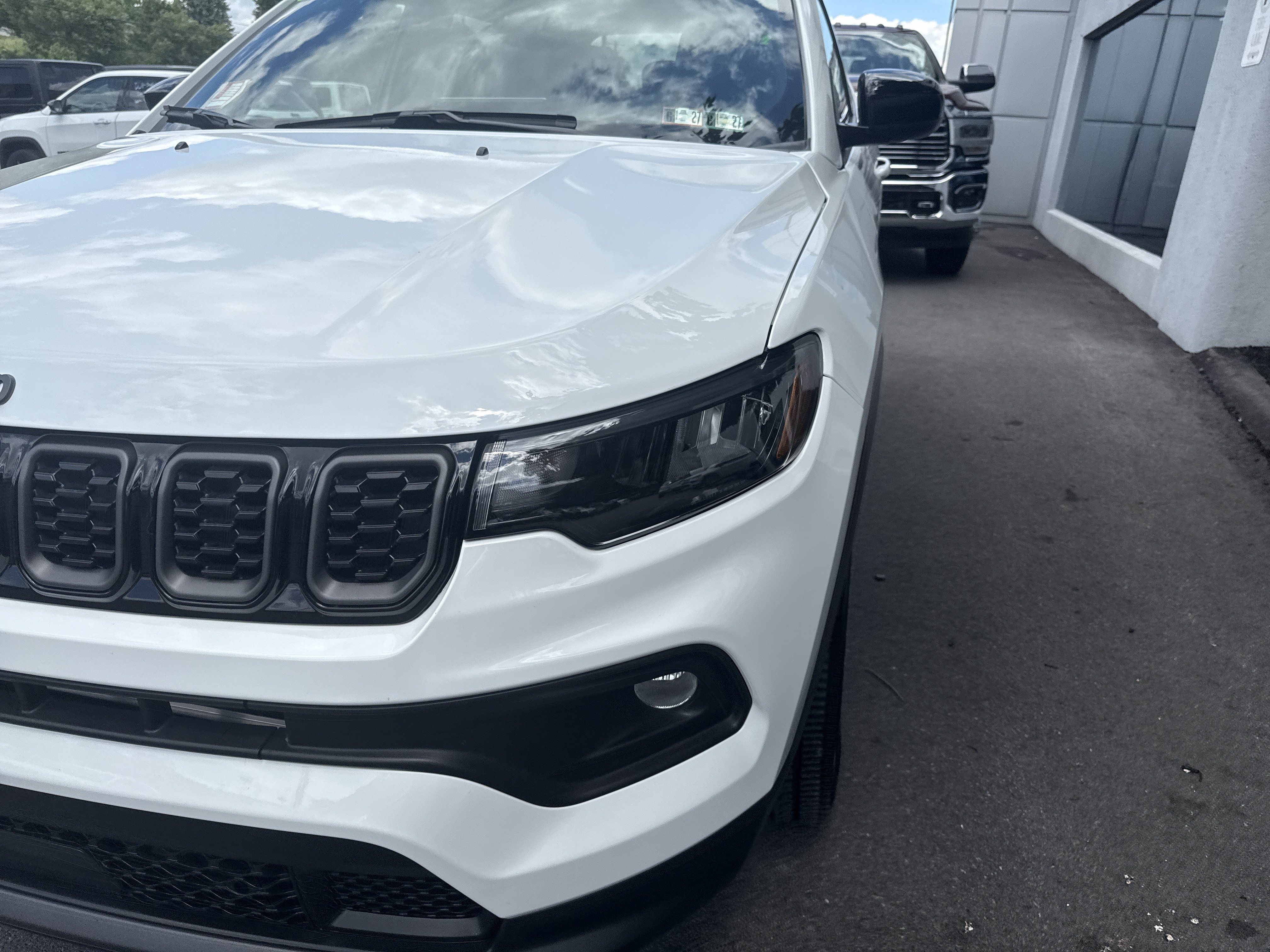 Used 2025 Jeep Compass Latitude w/ Convenience Group AWD/4WD image 10