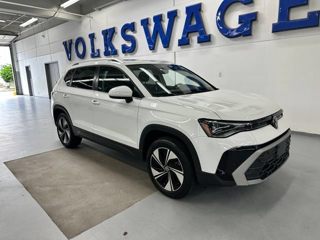 Used 2025 Volkswagen Taos SE w/ Panoramic Sunroof Package AWD/4WD image 2
