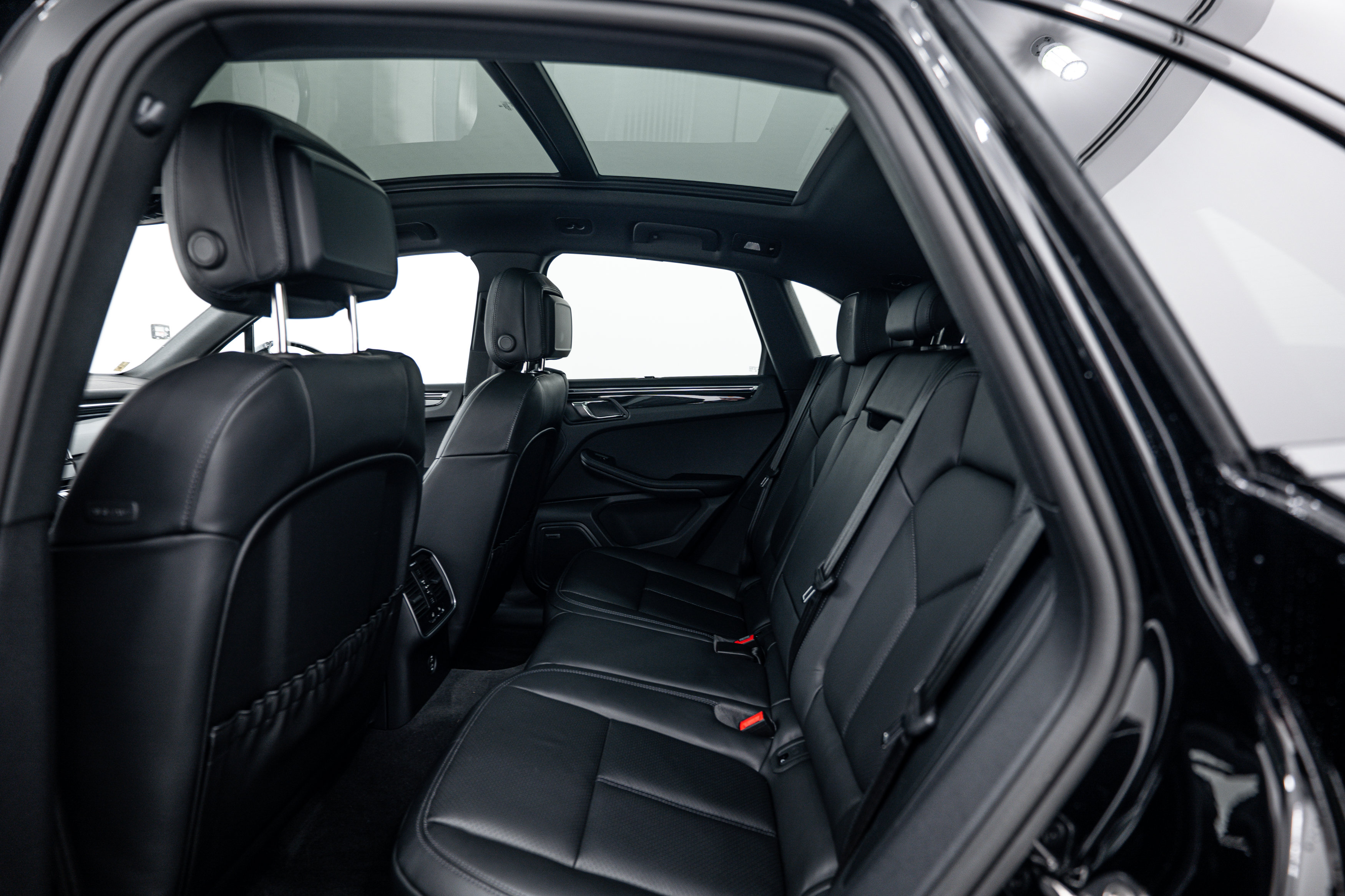 Certified 2026 Porsche Macan AWD/4WD image 24