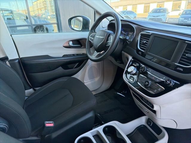Used 2022 Chrysler Voyager LX image 13