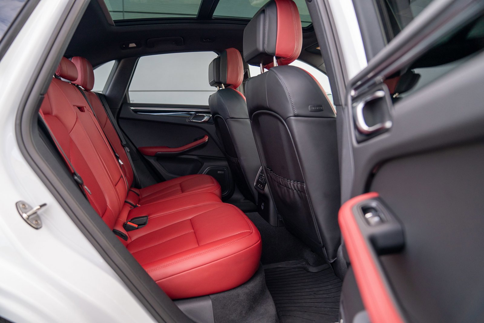 Used 2025 Porsche Macan image 25