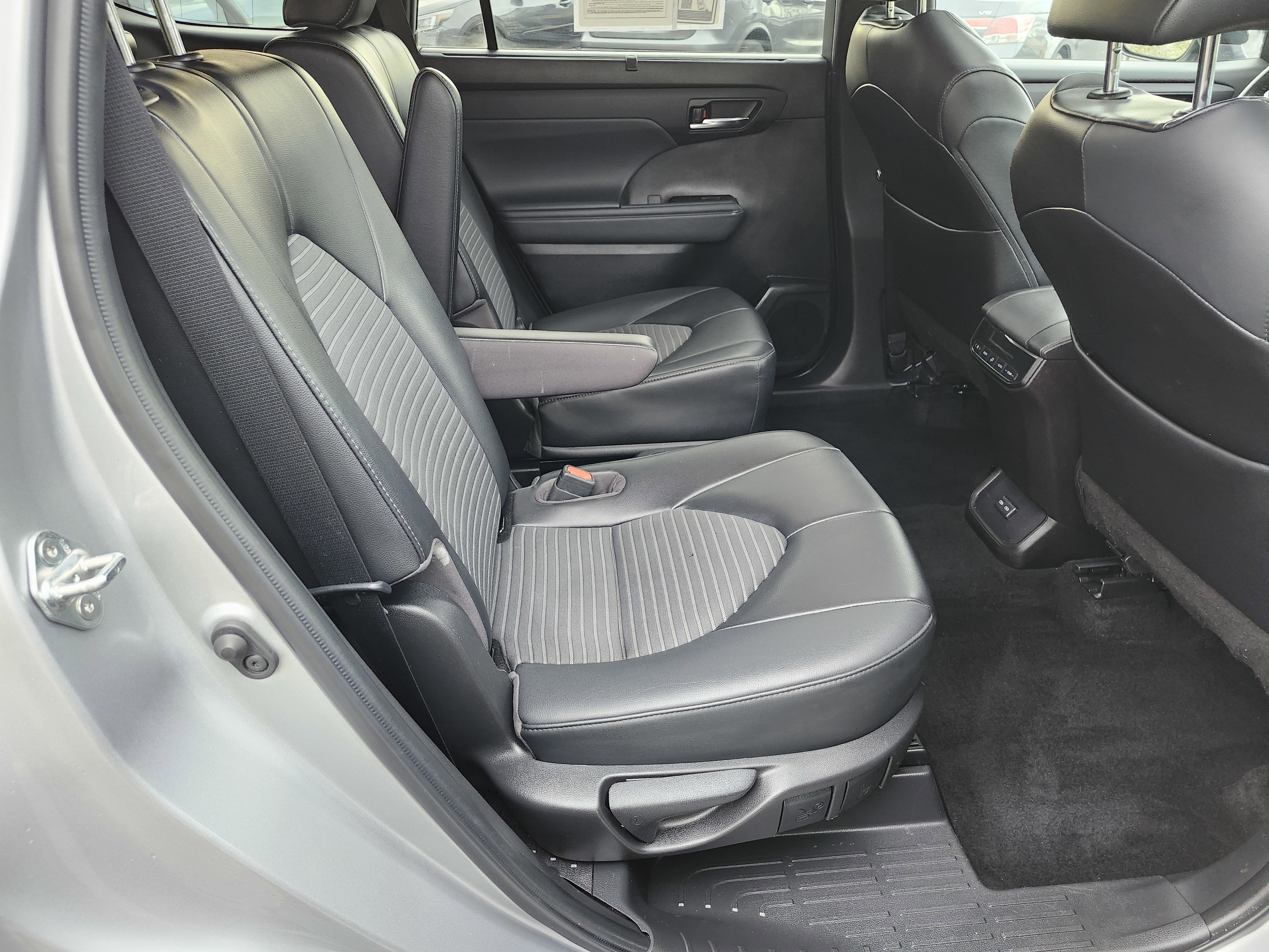 Used 2022 Toyota Highlander XSE image 23