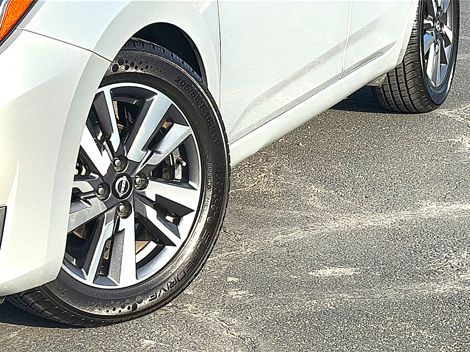 Used 2023 Nissan Versa SV image 3