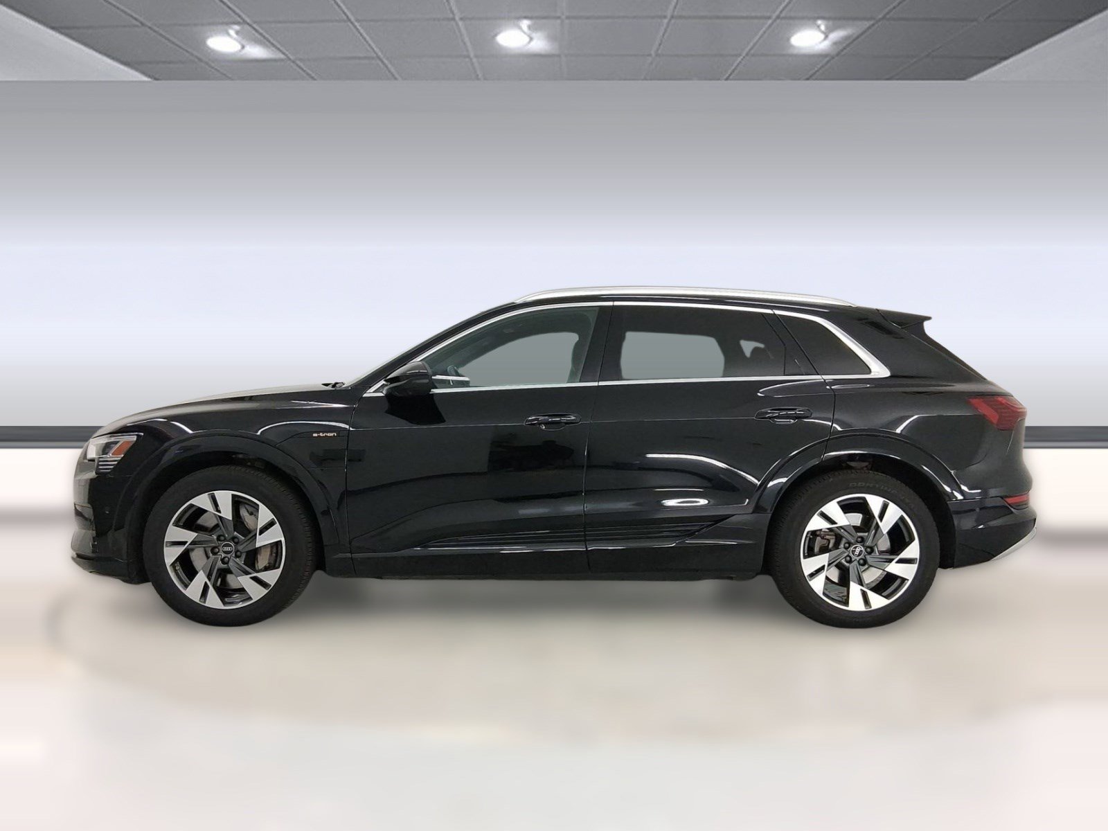 Used 2022 Audi e-tron Premium Plus w/ Premium Plus Package image 2