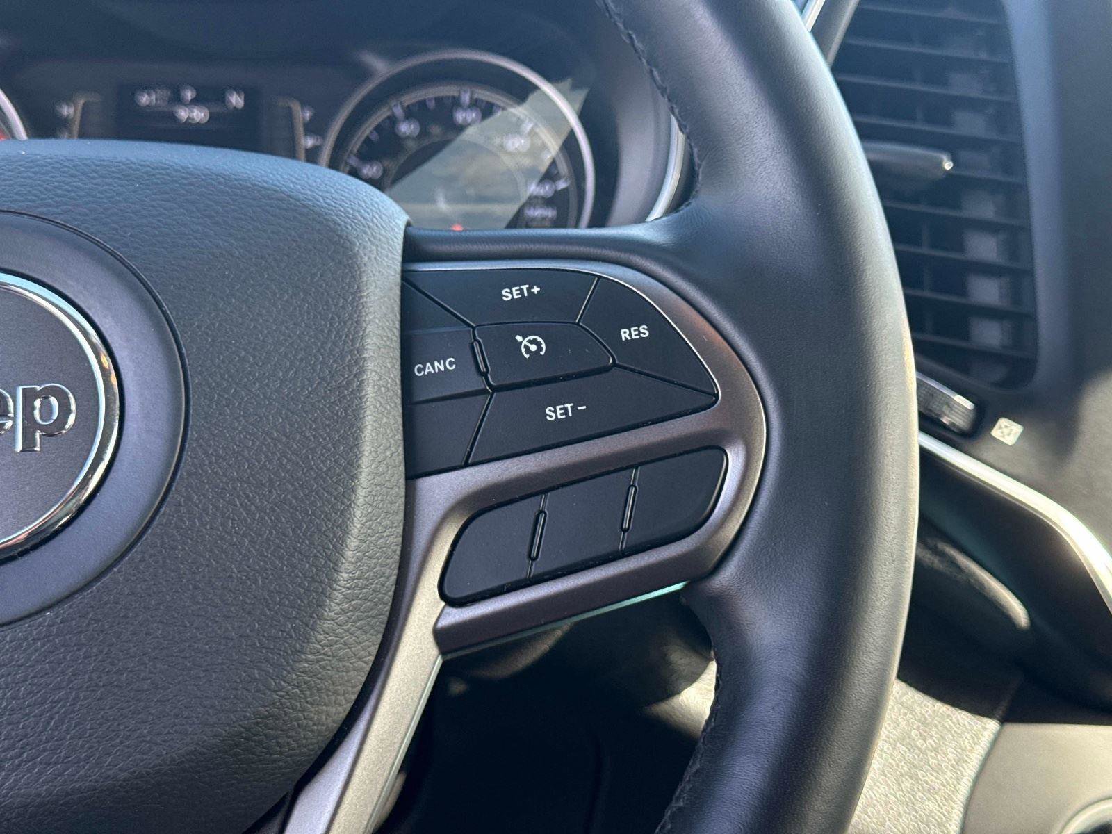 Used 2020 Jeep Cherokee Latitude w/ Cold Weather Group image 27