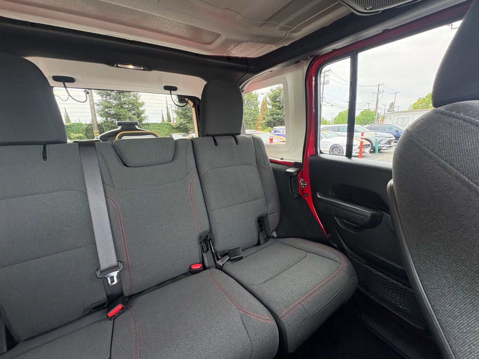 Used 2025 Jeep Wrangler Unlimited Rubicon AWD/4WD image 36