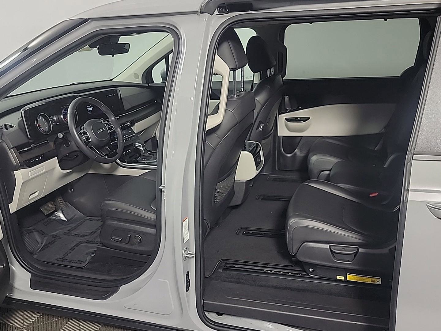 Used 2024 Kia Carnival EX image 16