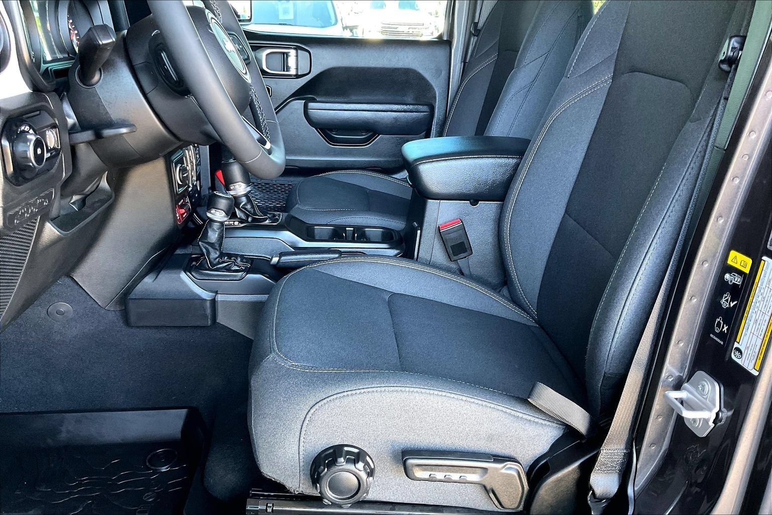 Used 2025 Jeep Wrangler Unlimited Sport AWD/4WD image 19
