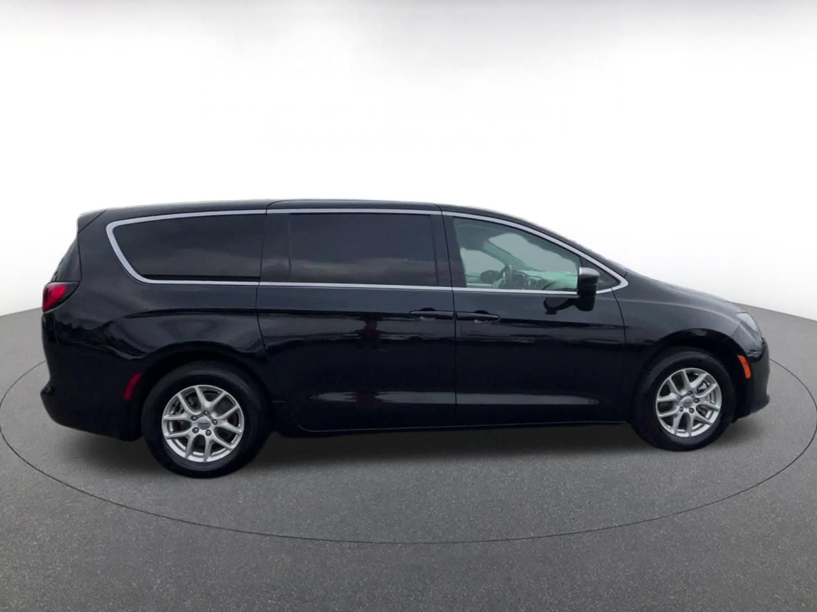 Used 2024 Chrysler Voyager LX FWD image 15
