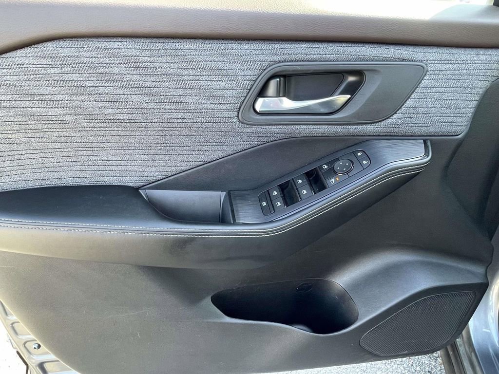 Used 2023 Nissan Rogue SV image 15