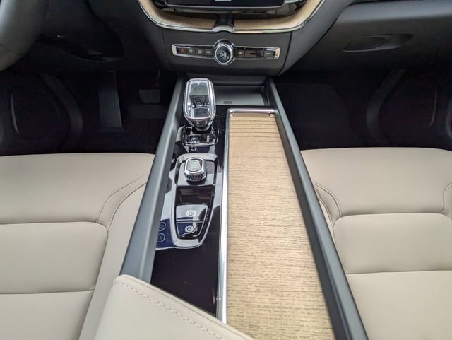 New 2026 Volvo XC60 T8 Plus w/ Protection Package Premier AWD/4WD image 19