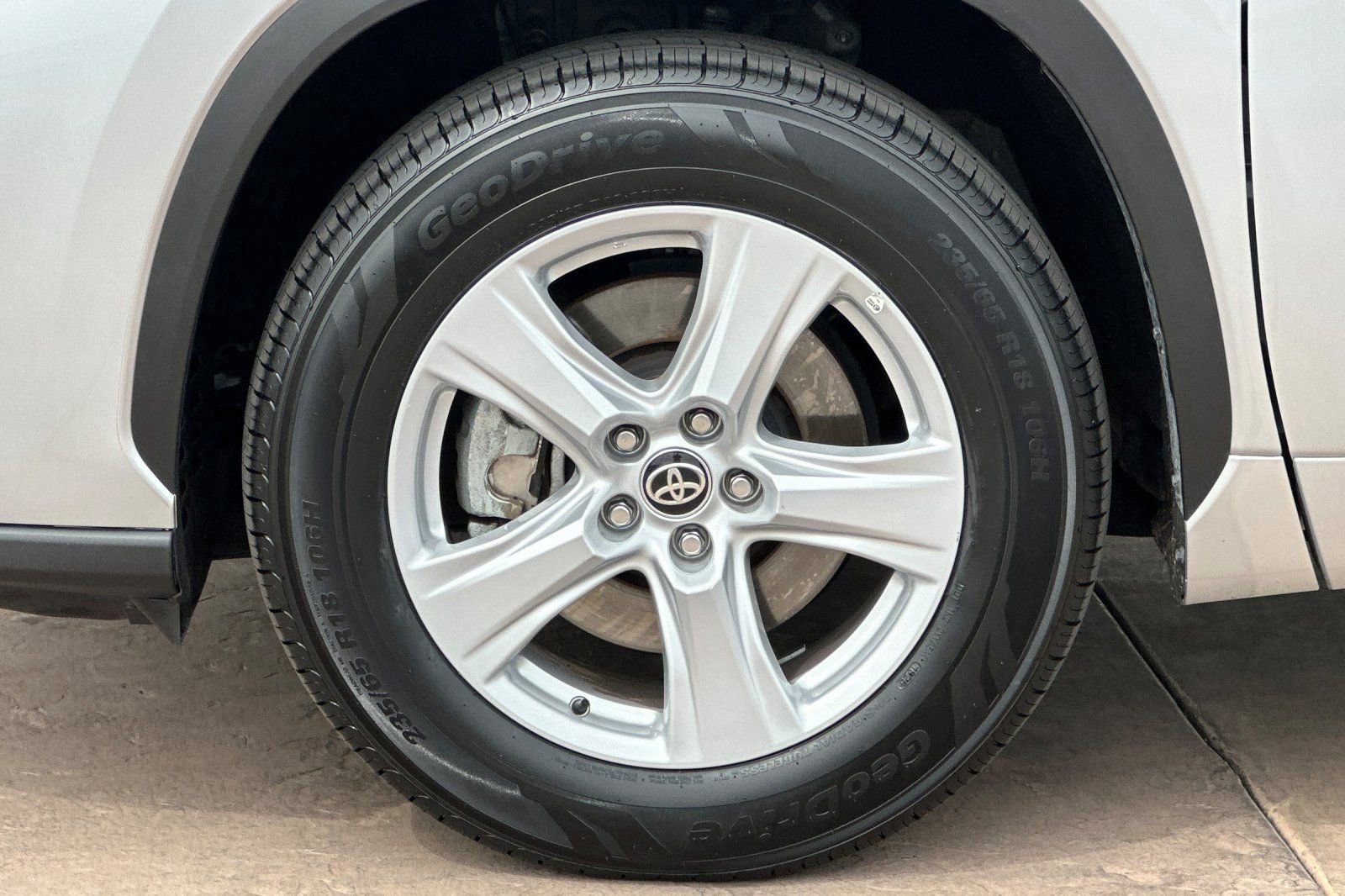 Used 2025 Toyota Highlander LE image 33