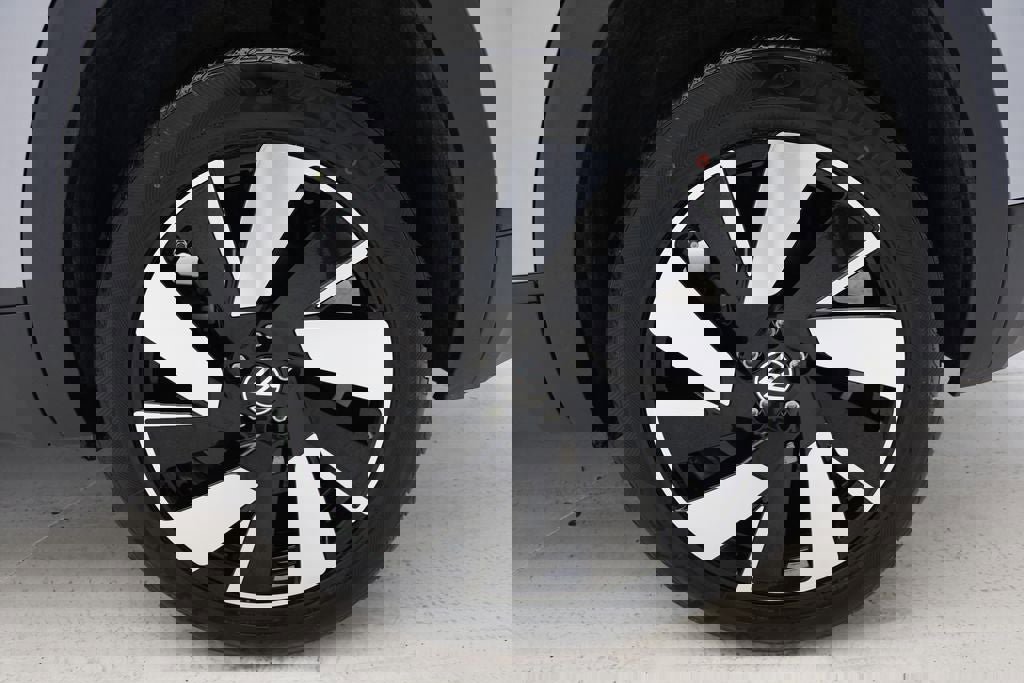 Used 2025 Volkswagen Atlas Cross Sport SE image 11