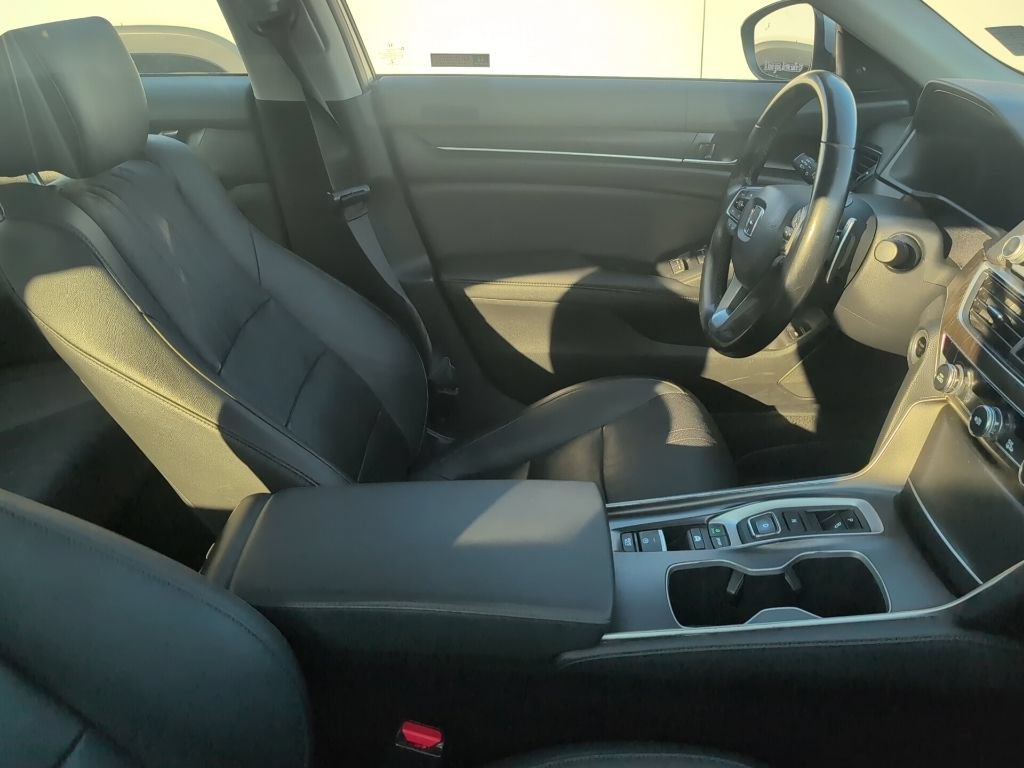Used 2020 Honda Accord Touring image 2