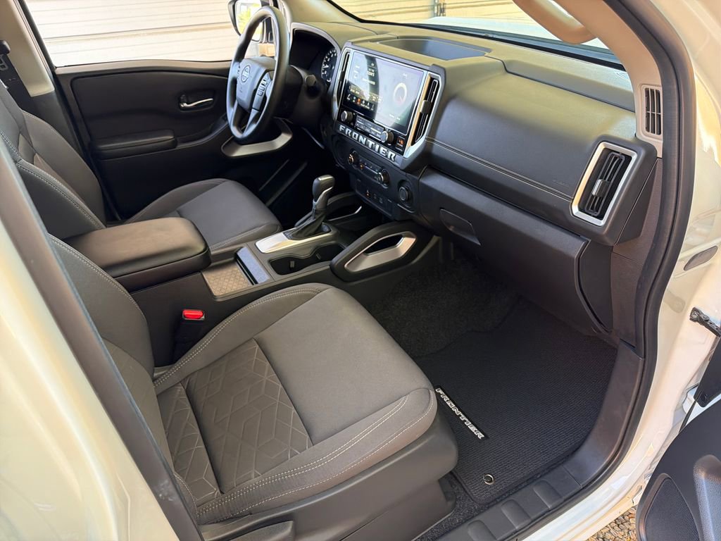 Used 2025 Nissan Frontier SV w/ Tow Package image 29