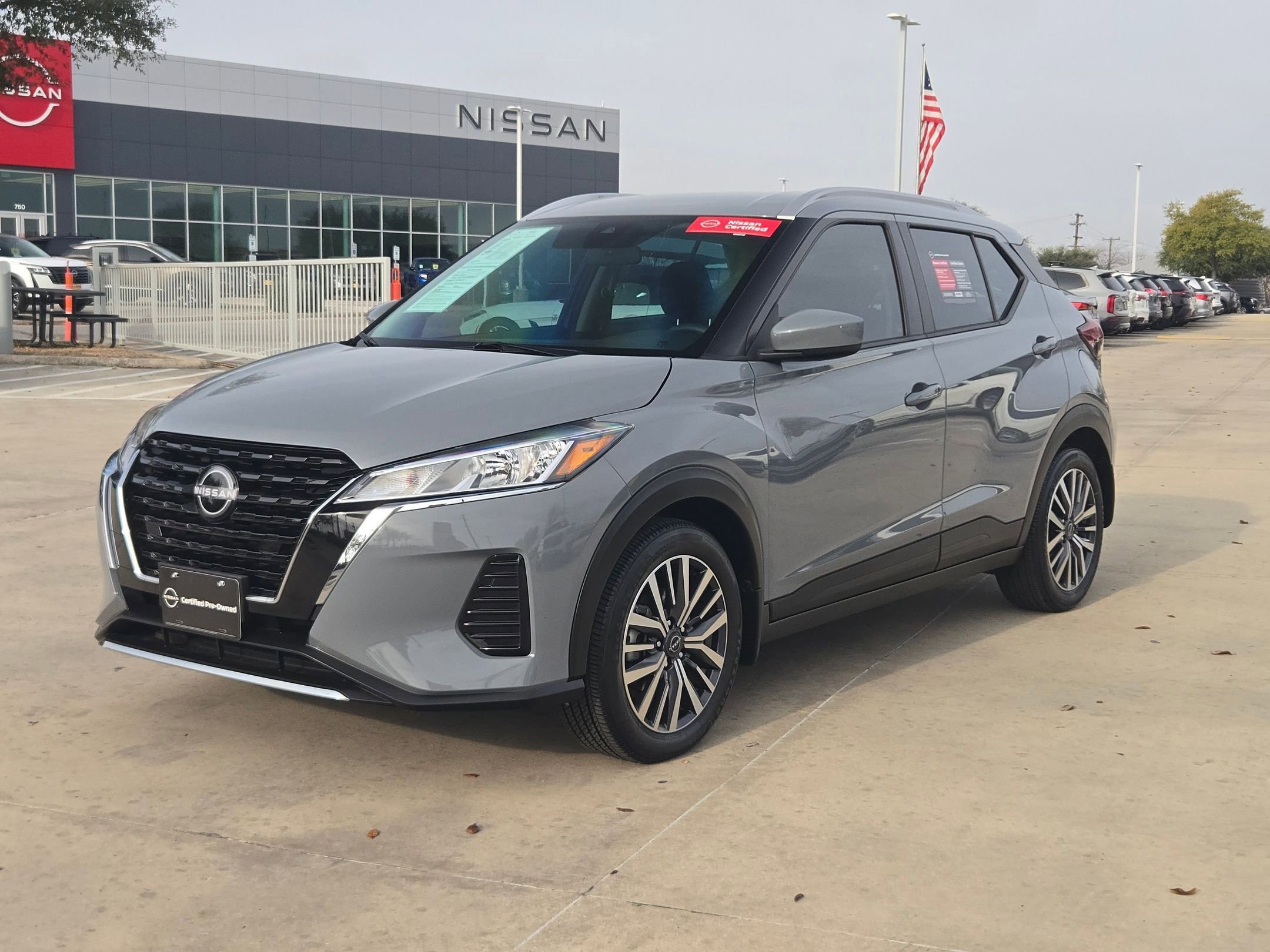Used 2023 Nissan Kicks SV image 3