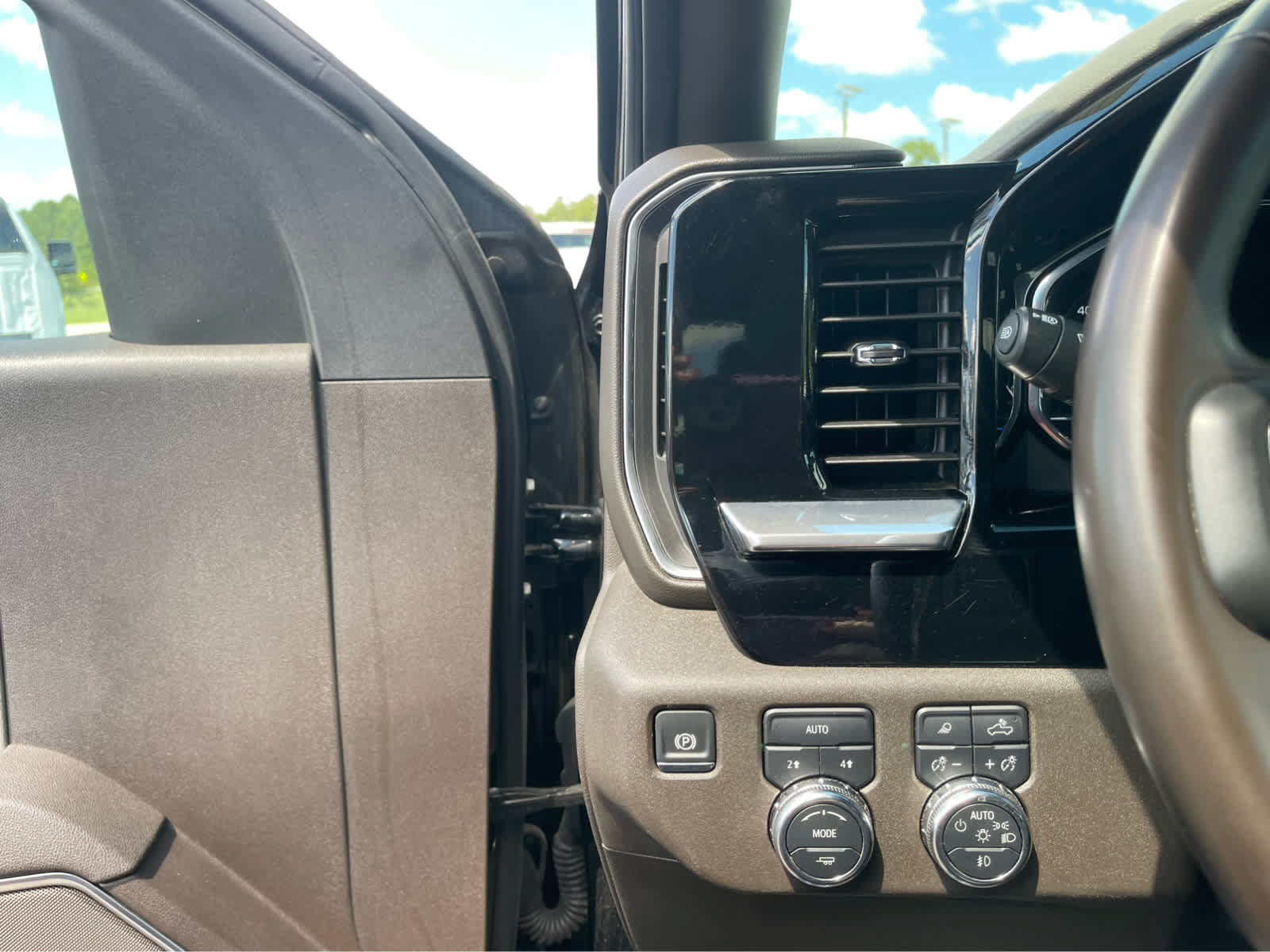 Used 2025 GMC Sierra 1500 SLT AWD/4WD image 14