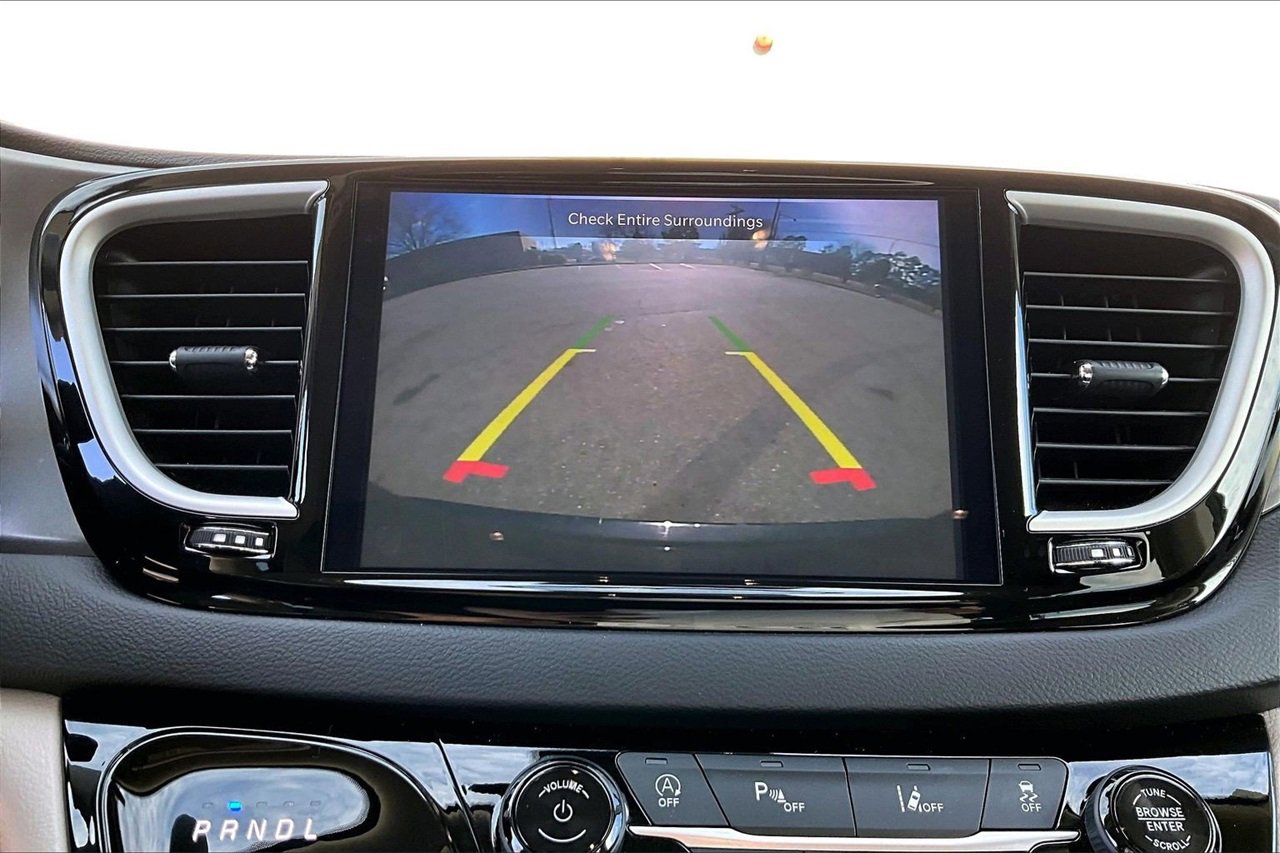 Certified 2024 Chrysler Pacifica Touring-L image 13