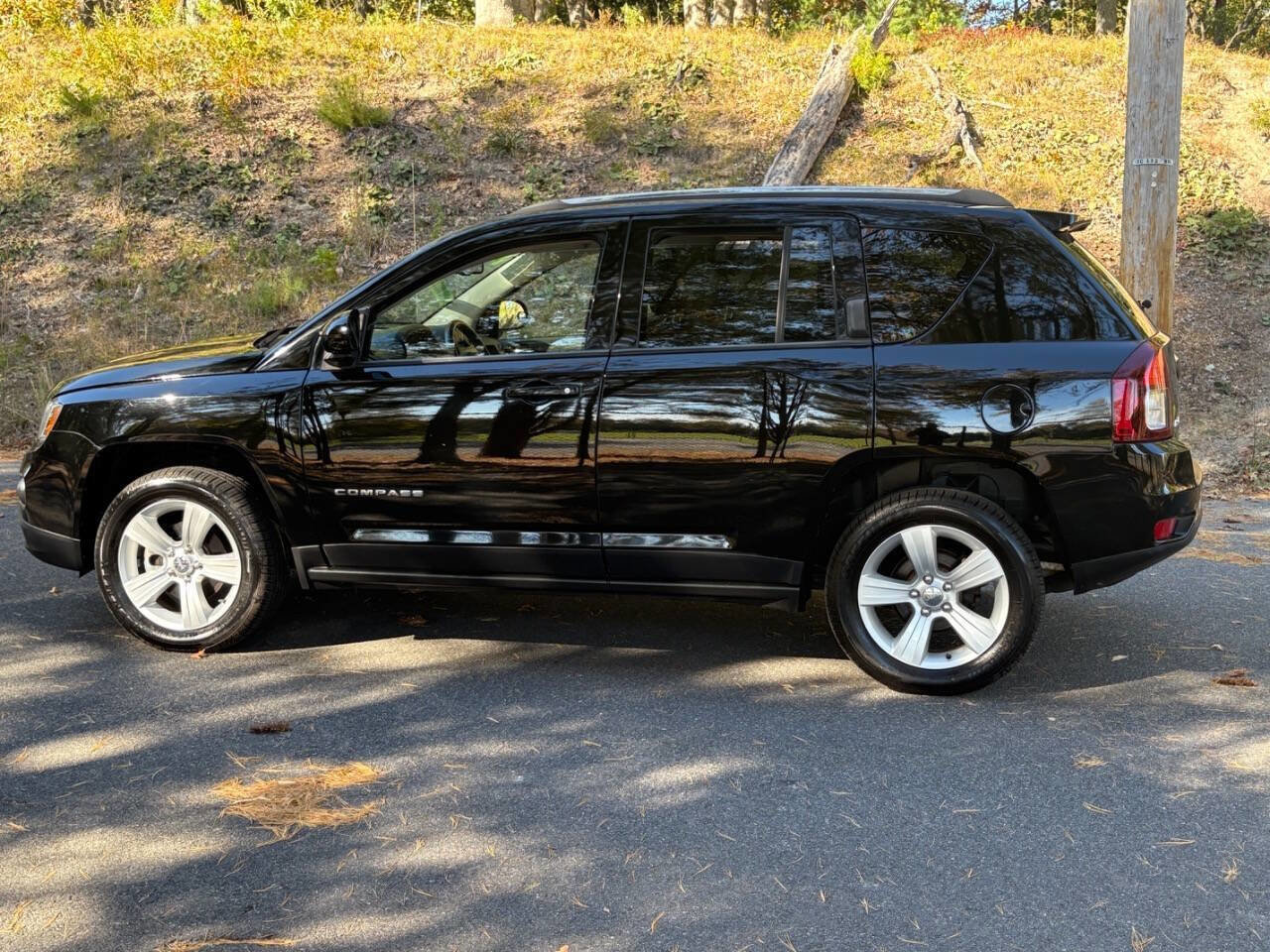 Used 2014 Jeep Compass Latitude w/ Sun/Sound Group image 9