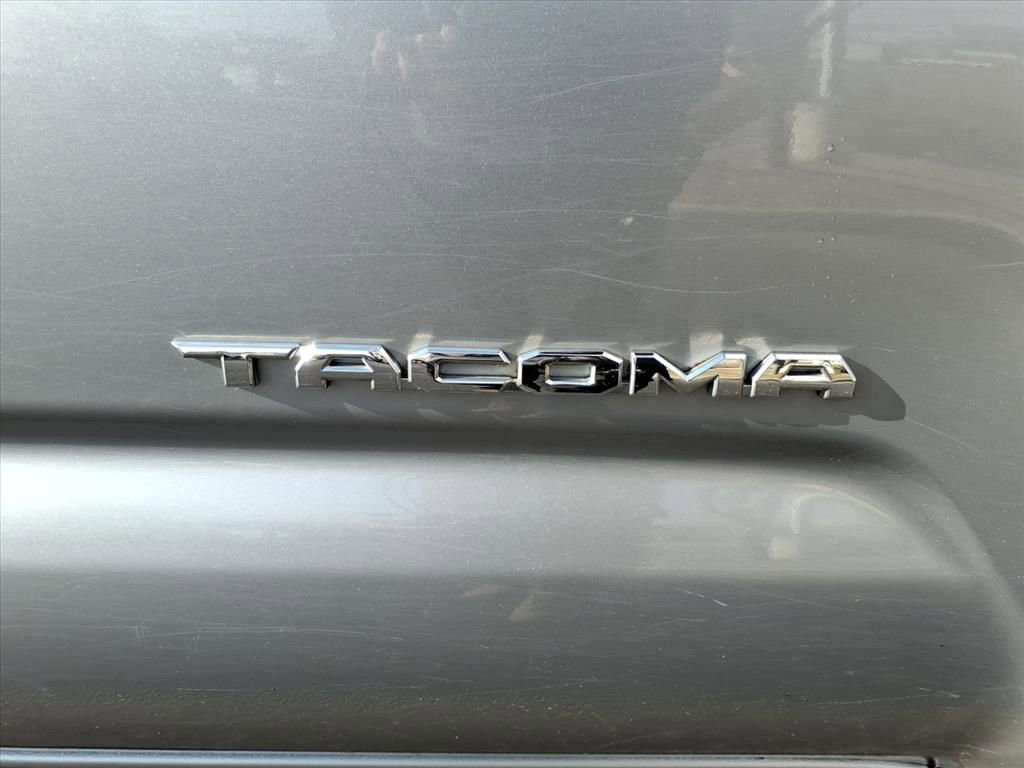 Used 2017 Toyota Tacoma TRD Off-Road image 4