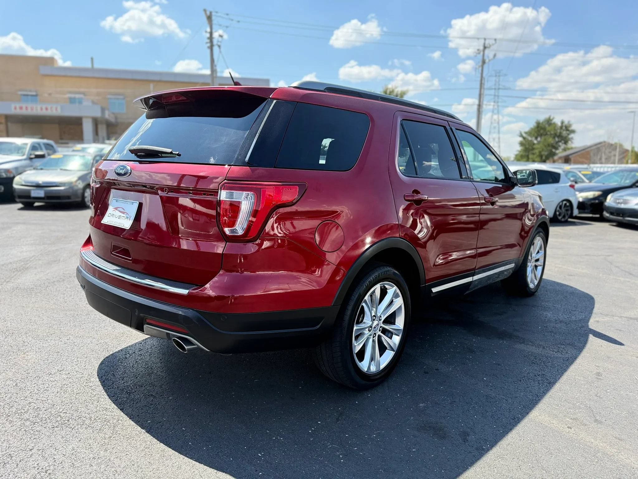 Used 2018 Ford Explorer XLT w/ Equipment Group 202A FWD image 3