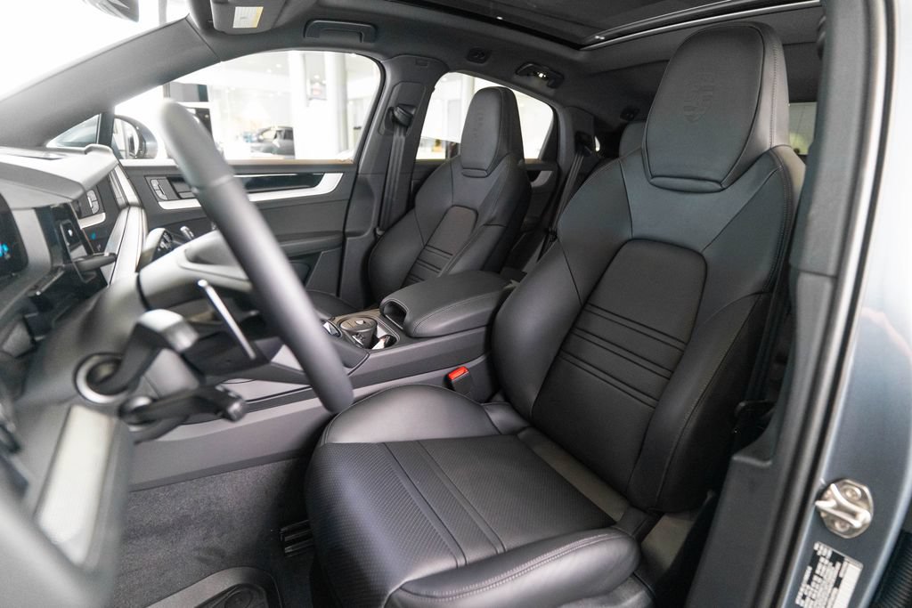 New 2026 Porsche Cayenne Coupe AWD/4WD image 5