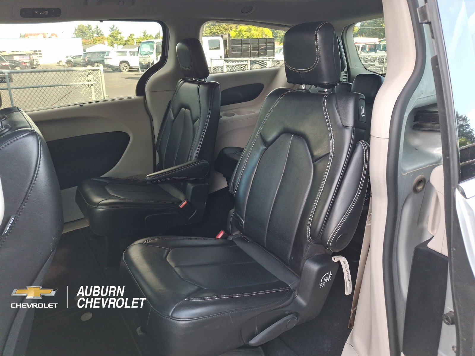 Used 2024 Chrysler Pacifica Touring-L FWD image 18