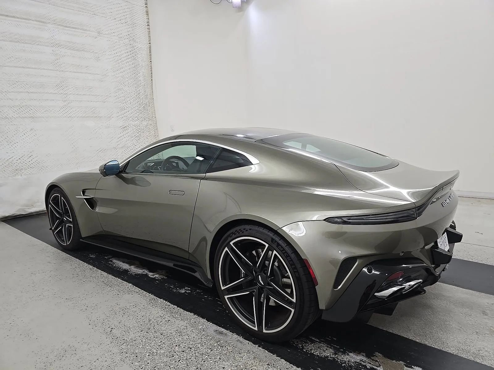 Used 2025 Aston Martin V8 Vantage Coupe RWD image 6
