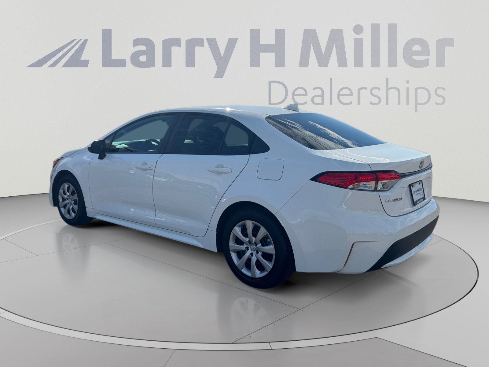 Used 2020 Toyota Corolla LE w/ Carpet Mat Package (TMS) FWD image 3