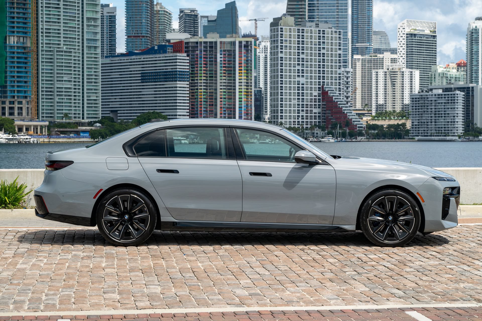 Used 2023 BMW 740i w/ Parking Assistance Package RWD image 13