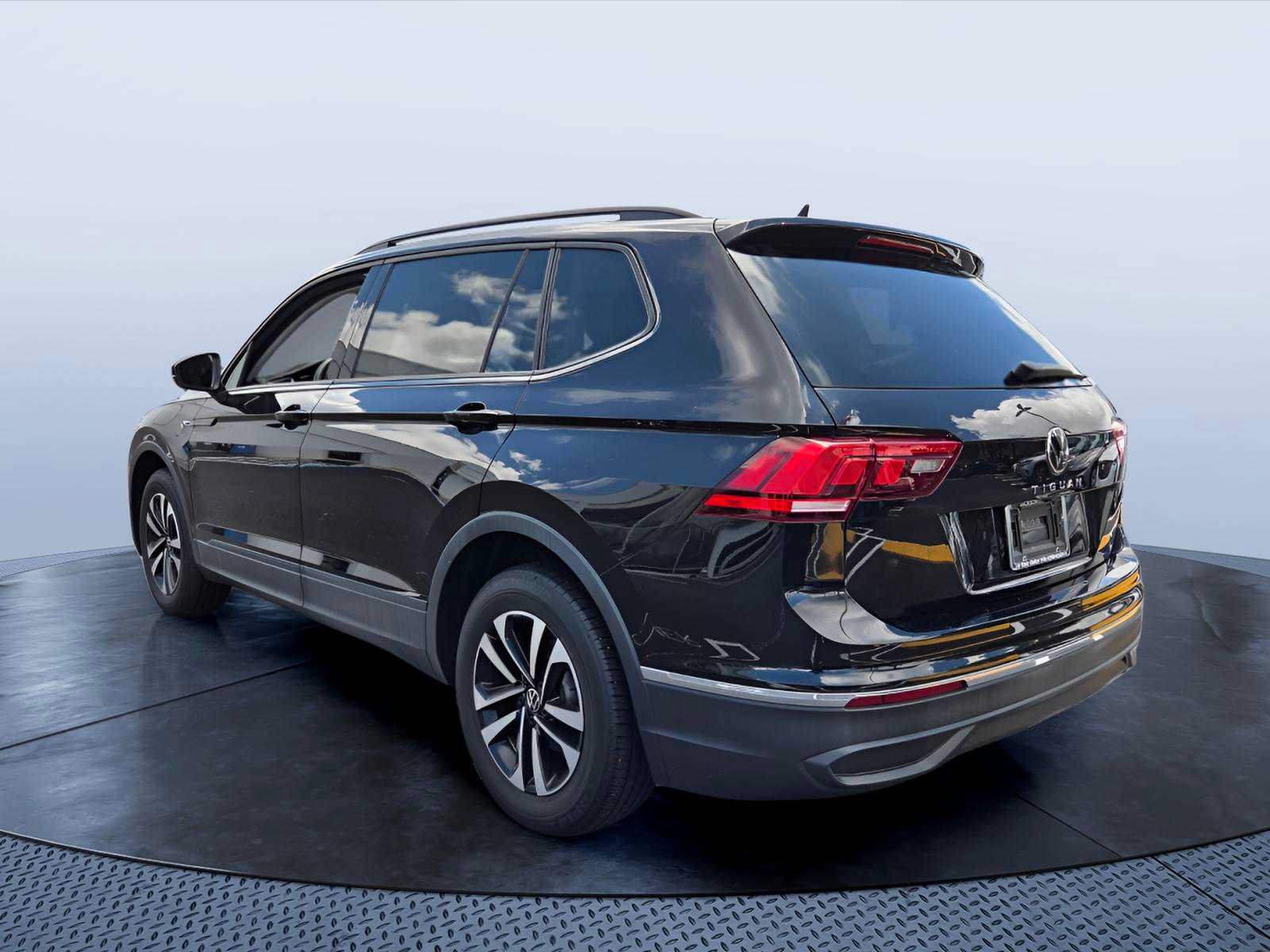 Used 2023 Volkswagen Tiguan S w/ Driver Assistance Package FWD image 4