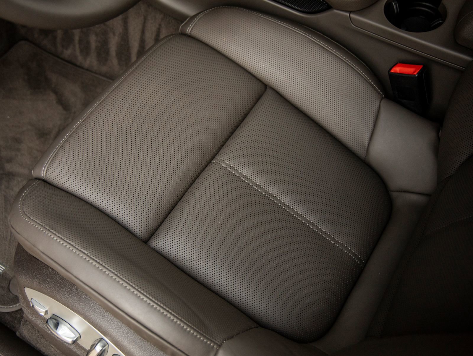 Certified 2025 Porsche Macan image 24