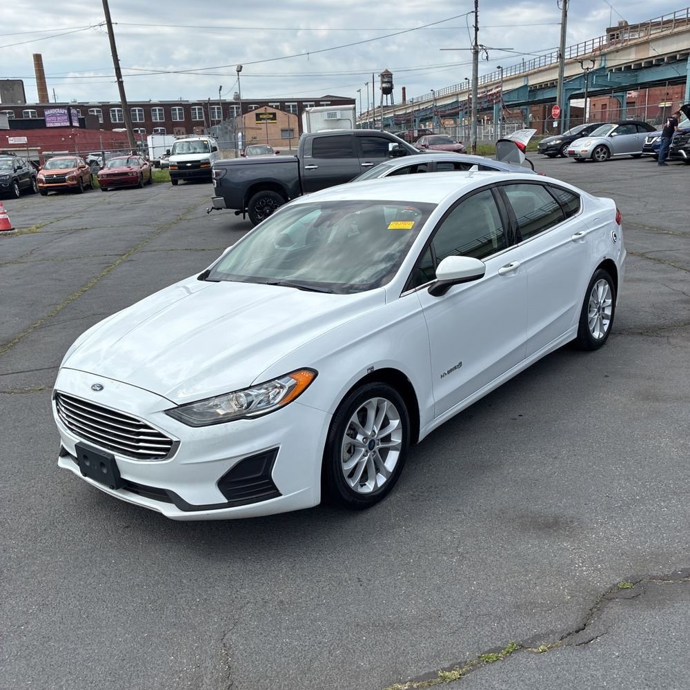 Used 2019 Ford Fusion SE FWD image 2