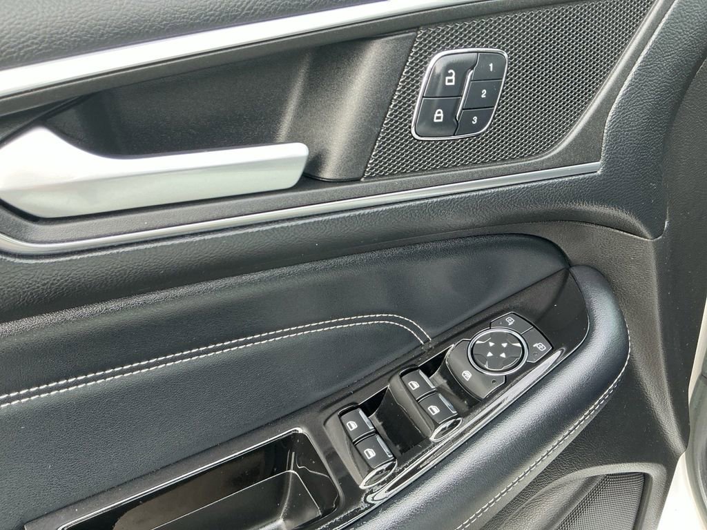 Used 2016 Ford Edge Titanium w/ Technology Package image 16