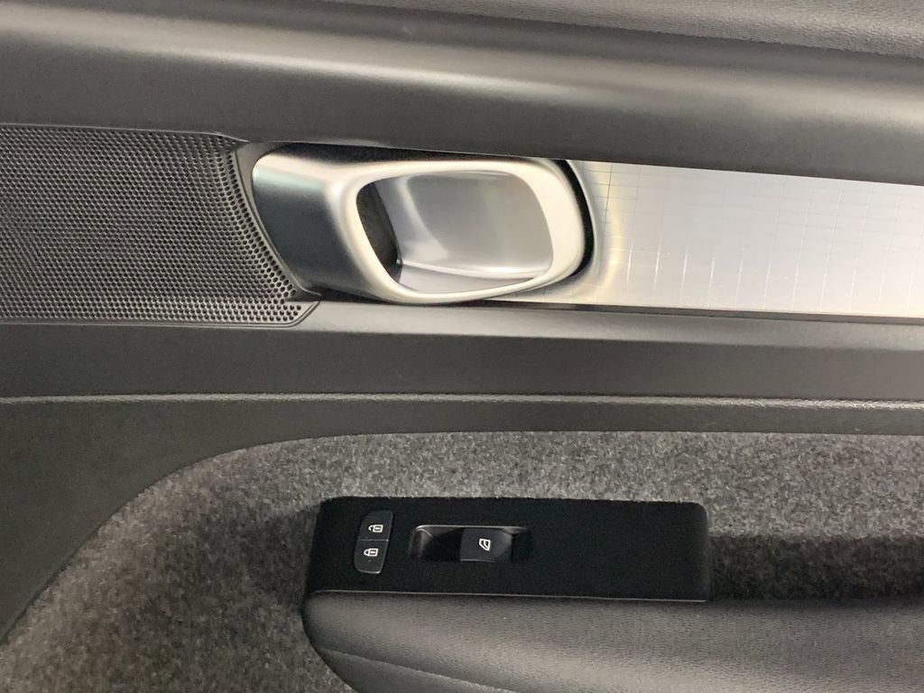 Used 2022 Volvo XC40 T5 Momentum image 40