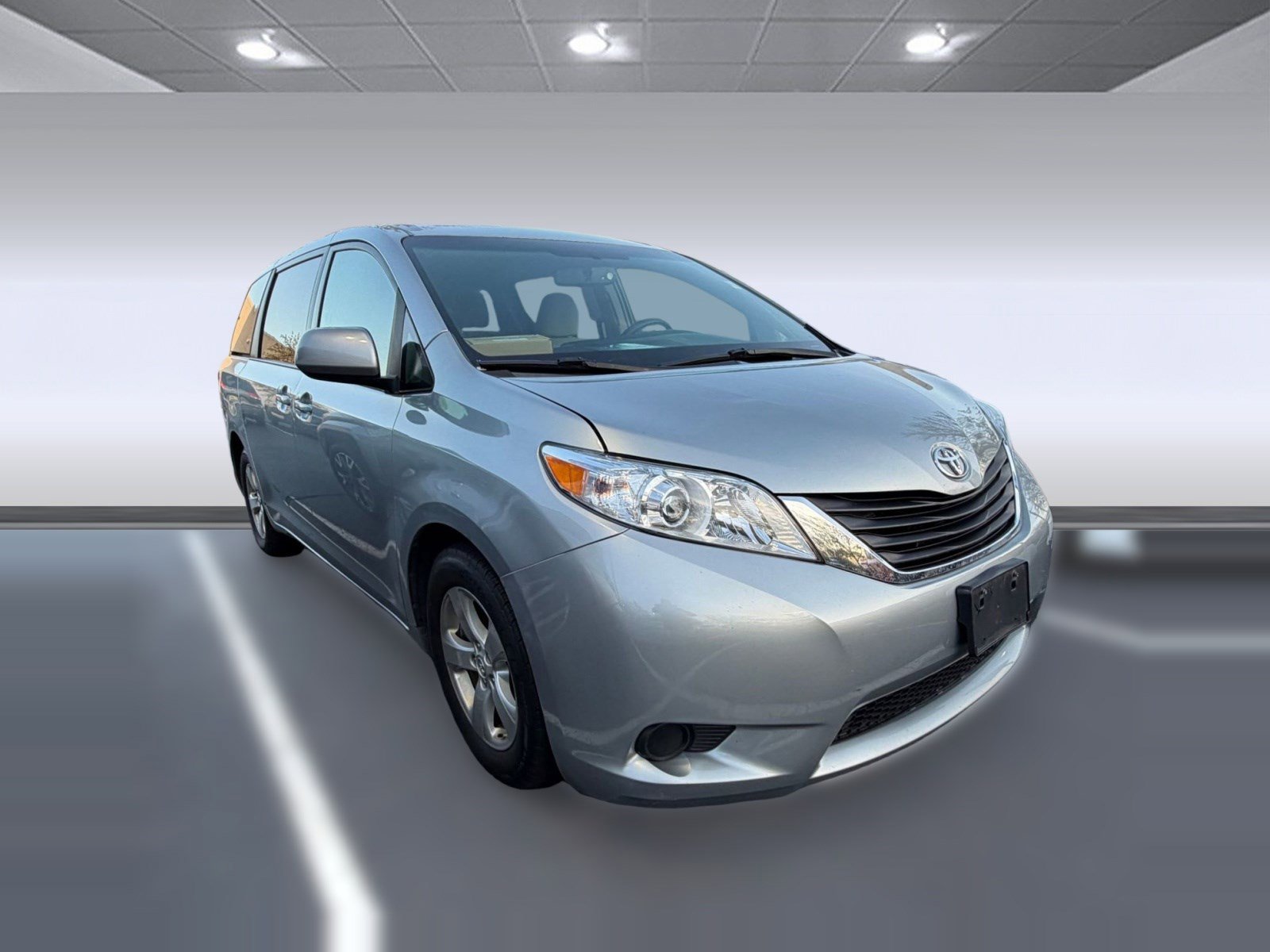 Used 2015 Toyota Sienna LE image 4