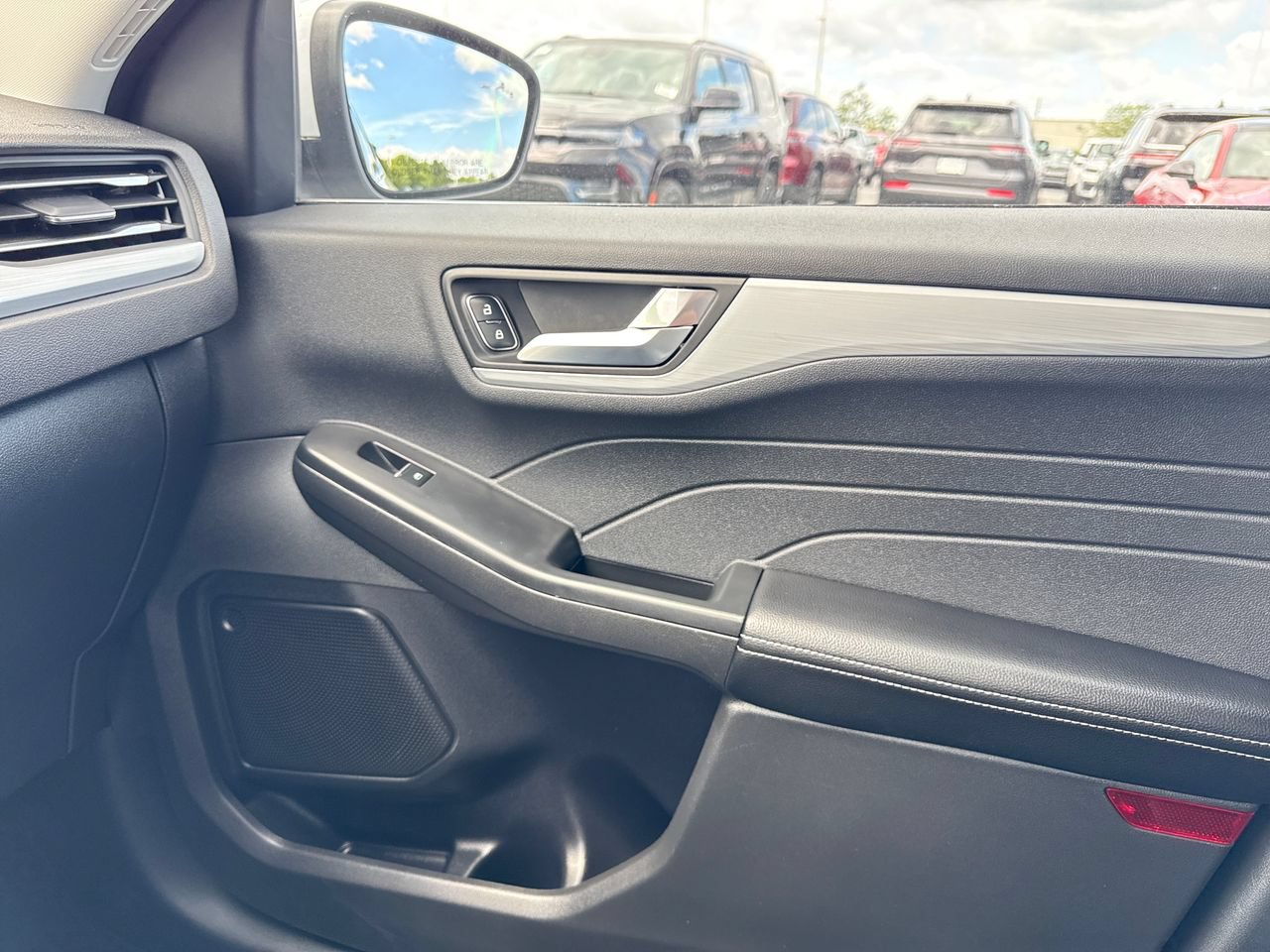 Used 2025 Ford Escape Platinum AWD/4WD image 26