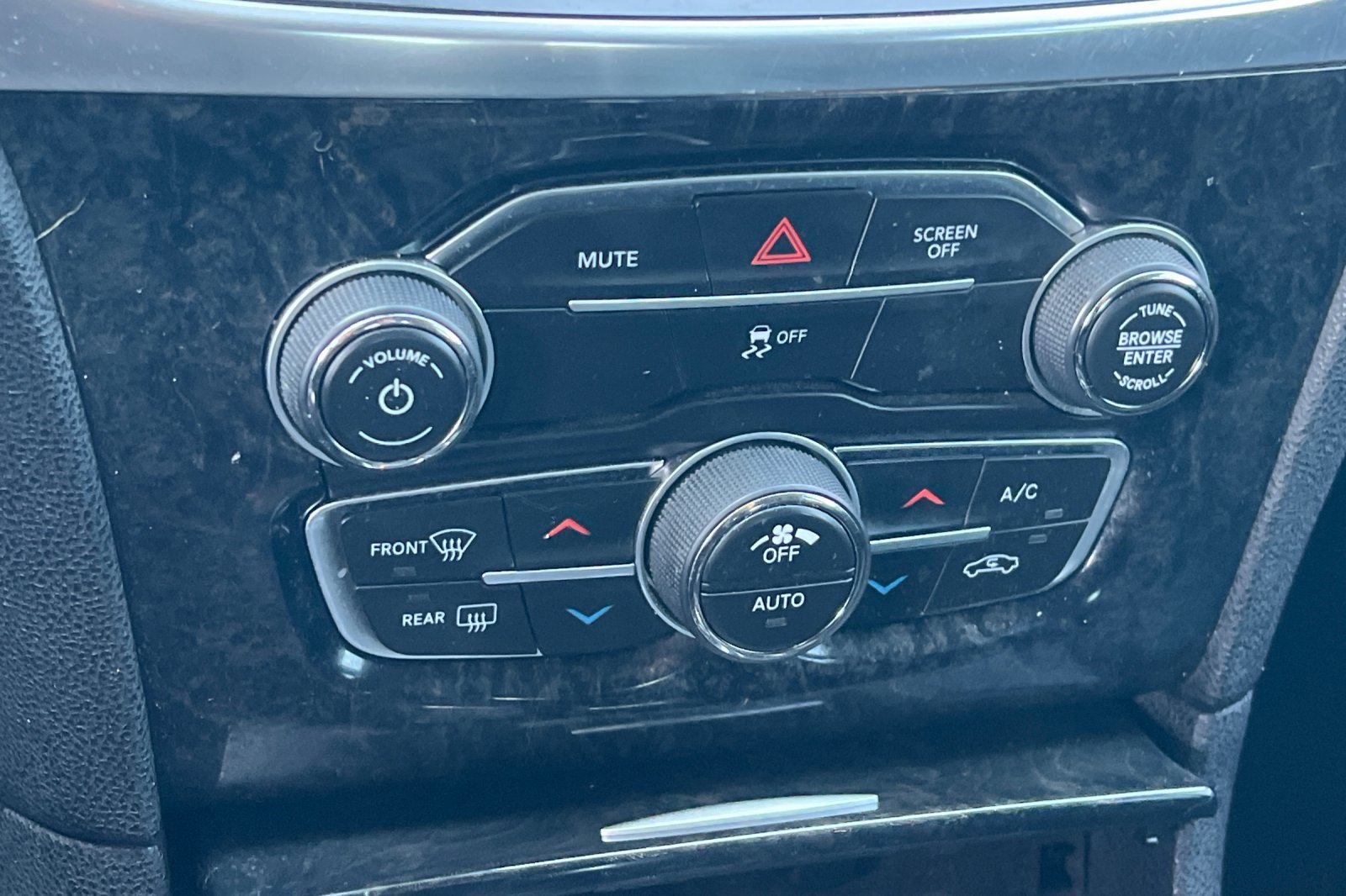 Used 2018 Chrysler 300 Limited image 16