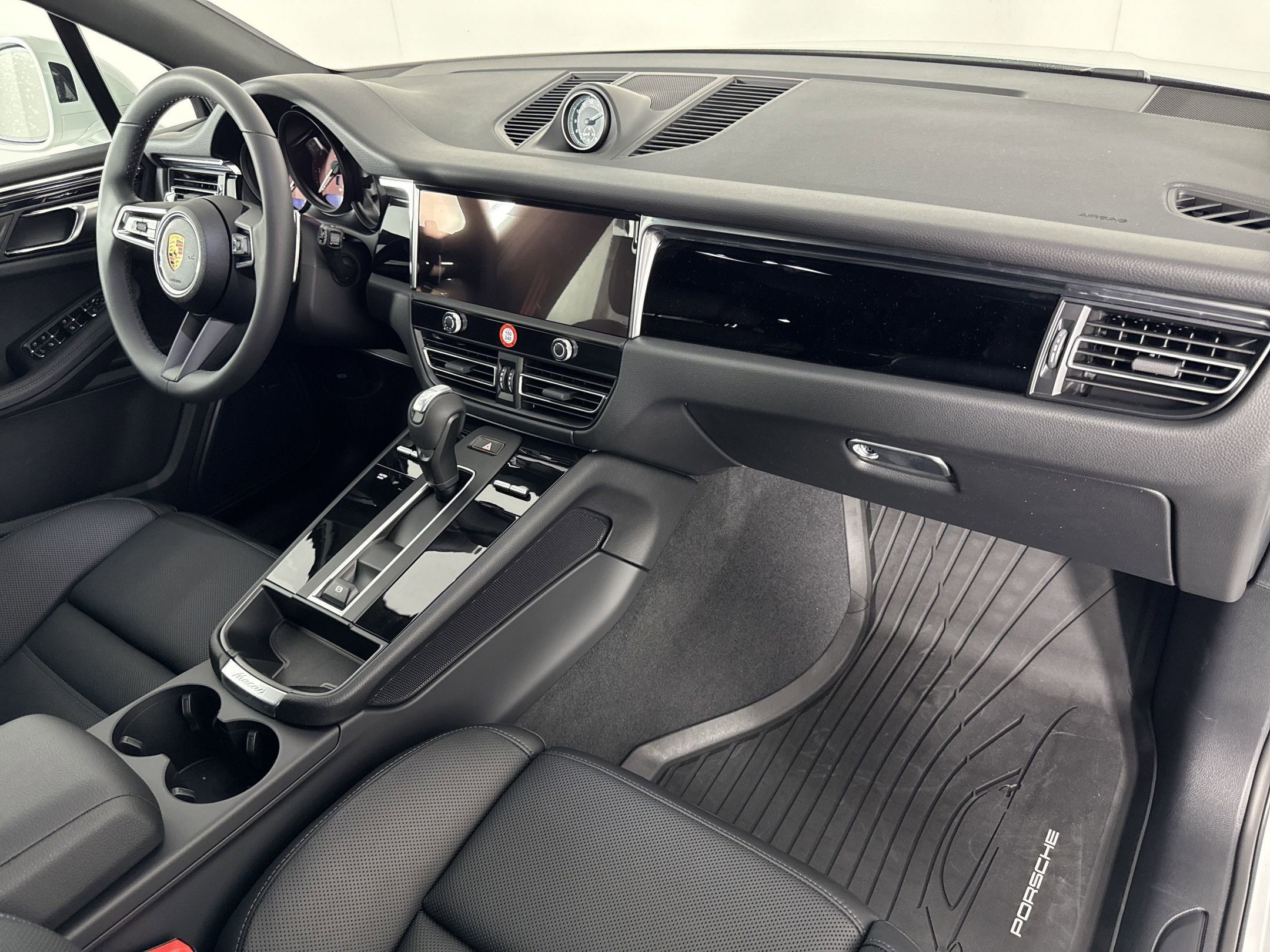Used 2025 Porsche Macan image 30