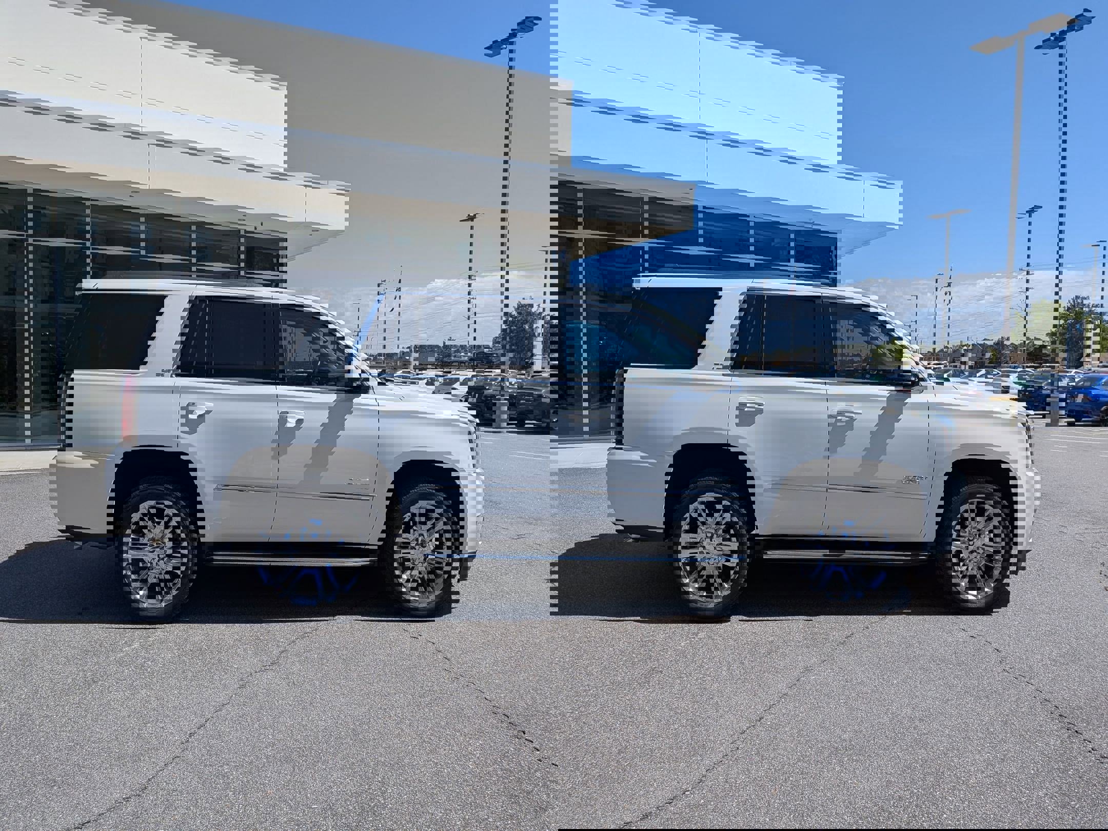 Used 2019 GMC Yukon SLT w/ Premium Edition image 2