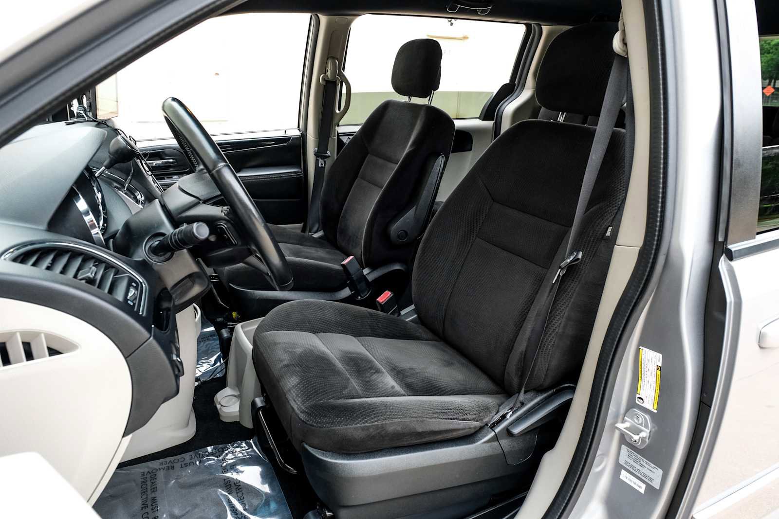 Used 2016 Dodge Grand Caravan SE image 31