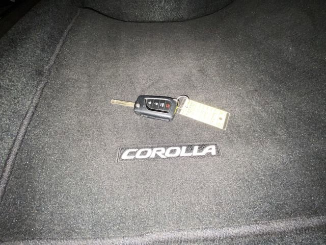 Used 2022 Toyota Corolla LE FWD image 29